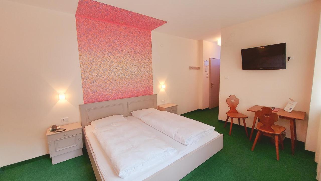Hotel Schuster Colle Isarco Buitenkant foto