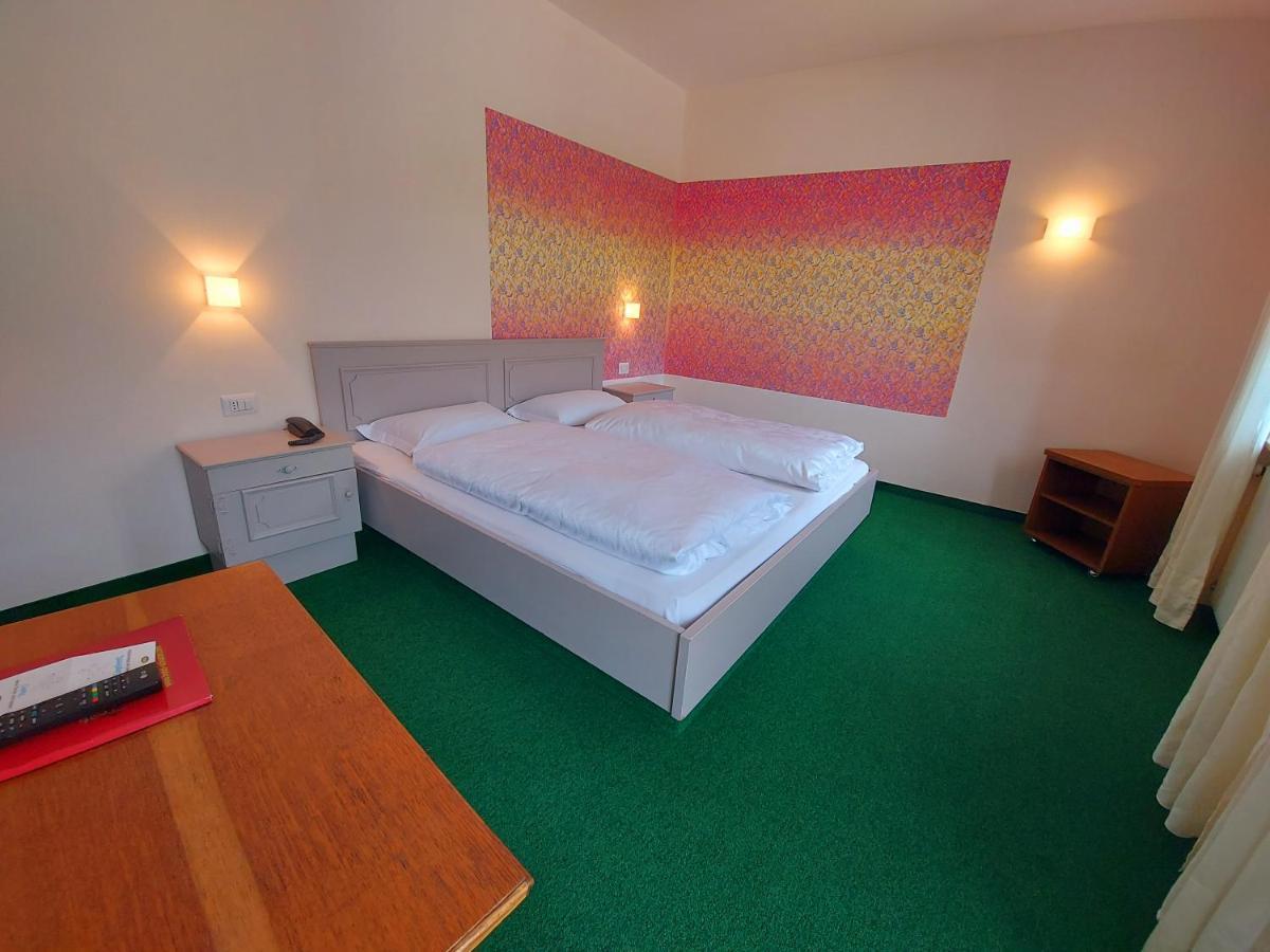 Hotel Schuster Colle Isarco Buitenkant foto