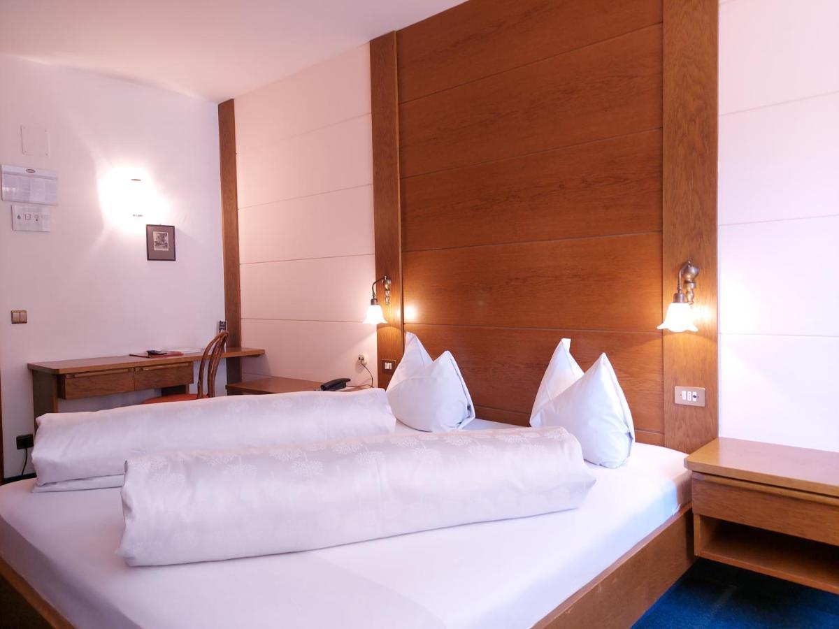 Hotel Schuster Colle Isarco Buitenkant foto