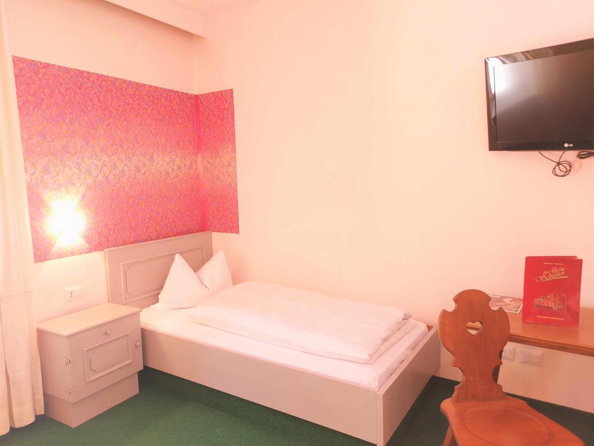 Hotel Schuster Colle Isarco Buitenkant foto